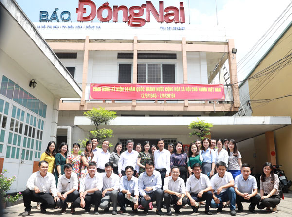 Ban biên tập, cán bộ, công nhân báo Đồng Nai và báo Lao động Đồng Nai chụp hình lưu niệm tại trụ sở Báo Đồng Nai