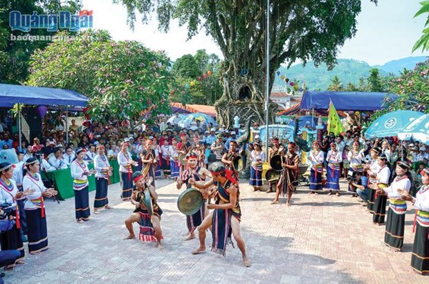 Biểu diễn đấu chiêng của đồng bào Cor tại lễ hội điện Trường Bà. (Nguồn: báo Quảng Ngãi)