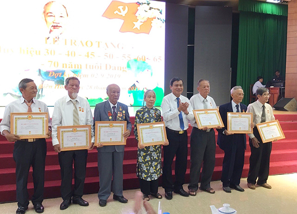 Đồng chí Lê Văn Dành, Ủy viên Ban TVTU, Bí thư Thành ủy Biên Hòa trao huy hiệu cho các đồng chí được nhận danh hiệu 60-65-70 năm tuổi Đảng.