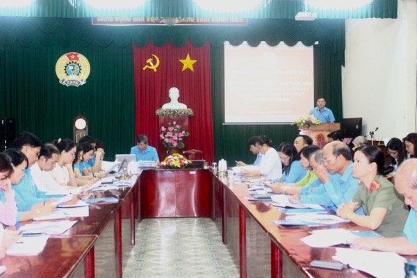 Phó chủ tịch Liên đoàn Lao động tỉnh Tăng Quốc Lập báo cáo tại buổi kiểm tra