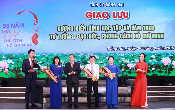 Phó trưởng ban Tuyên giáo Tỉnh ủy Phạm Tấn Linh tặng hoa cho các cá nhân xuất sắc tham gia tọa đàm tại hội nghị