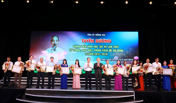 Bí thư tỉnh ủy Nguyễn Phú Cường và Phó chủ tịch UBND tỉnh Nguyễn Quốc Hùng trao bằng khen cho các tập thể xuất sắc trong việc thực hiện Chỉ thị 05