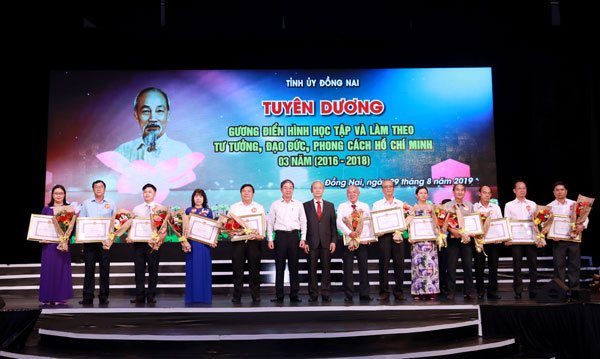 Các đồng chí: Nguyễn Phú Cường, Bí thư Tỉnh ủy; Nguyễn Quốc Hùng, Phó chủ tịch UBND tỉnh trao bằng khen cho các tập thể có thành tích trong 3 năm thực hiện Chỉ thị 05 của Bộ chính trị khóa XII