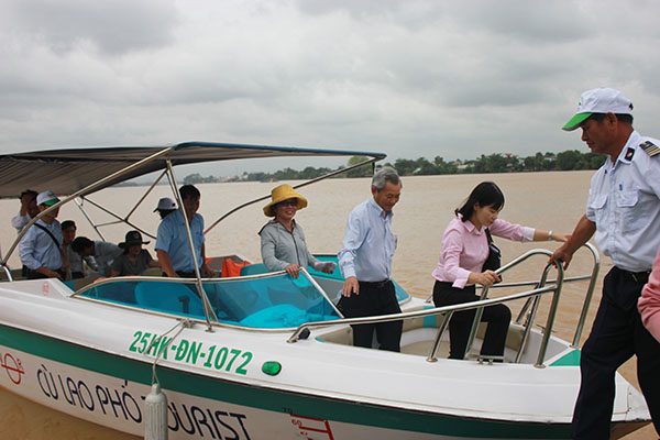 Đoàn giám sát đi khảo sát các khu vực nuôi cá bè của TP. Biên Hòa.