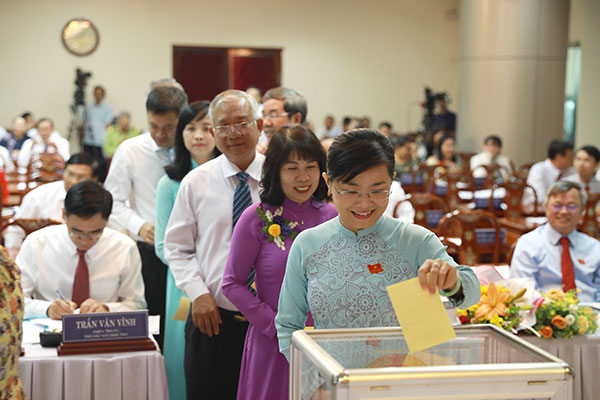 Các đại biểu HĐND tỉnh bỏ phiếu bầu chức danh Chủ tịch UBND tỉnh nhiệm kỳ 2016-2021