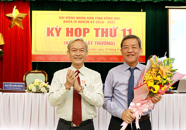 Bí thư Tỉnh ủy Nguyễn Phú Cường (bên trái) tặng hoa cho Chủ tịch UBND tỉnh Đinh Quốc Thái