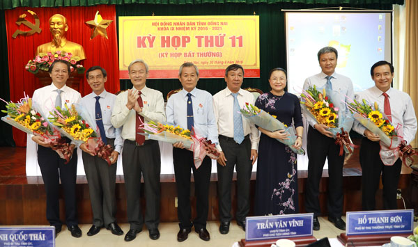 Bí thư tỉnh ủy, Chủ tịch HĐND tỉnh Nguyễn Phú Cường tặng hoa cho các đồng chí được bầu, miễn nhiệm chức danh thành viên UBDN tỉnh và miễn nhiệm chức vụ của HĐND tỉnh 