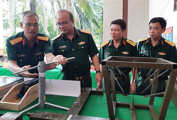 Thiếu tướng Du Trường Giang (thứ hai từ phải vào) và các đại biểu tham quan VKTBKT trưng bày tại Hội nghị