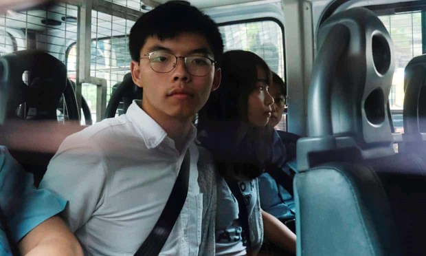 Joshua Wong trên đường đến tòa án ngày 30-8 (Nguồn: Reuters)