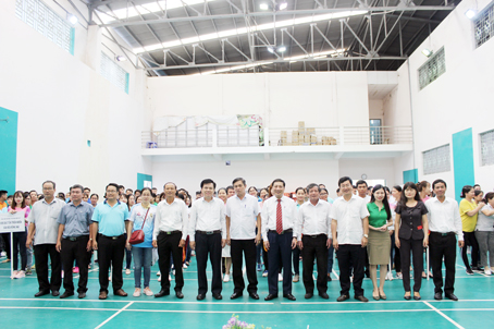 Ban tổ chức chụp ảnh lưu niệm cùng các đơn vị