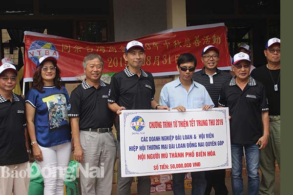 Ông Peter Wu, Chủ tịch Hiệp hội  Thương mại Đài Loan tại Đồng Nai tặng quà cho Hội người mù TP.Biên Hòa