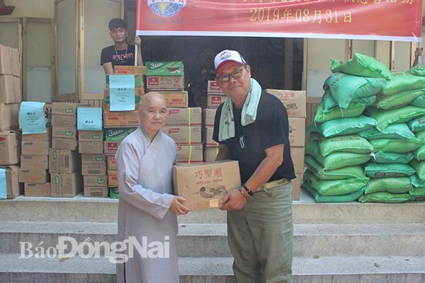 Hiệp hội Thương mại Đài Loan tại Đồng Nai tặng quà, tiền cho người già tại Trung tâm Công tác xã hội tỉnh