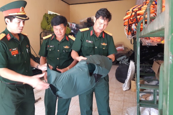 Thượng tá Lê Anh Đức (ngoài cùng bìa phải) kiểm tra công tác trực SSCĐ tại Ban CHQS huyện