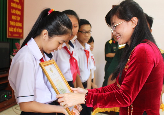 Bí thư Huyện ủy, Bí thư Đảng ủy Quân sự huyện Bùi Thị Bích Thủy tặng quà, giấy khen cho các cháu học sinh giỏi