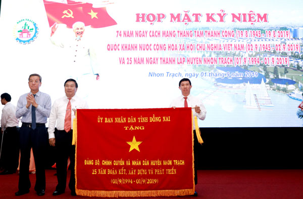 Nguyên Chủ tịch UBND tỉnh Đinh Quốc Thái trao tặng bức trướng cho lãnh đạo huyện Nhơn Trạch