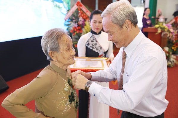 Ủy viên Trung ương Đảng, Bí thư Tỉnh ủy, Chủ tịch HĐND tỉnh Nguyễn Phú Cường gắn Huy hiệu 70 năm tuổi Đảng cho bà Phan Thị  Chi thuộc Đảng bộ xã Long Thọ