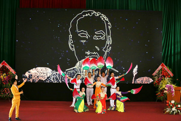 Một tiết mục văn nghệ tại buổi họp mặt