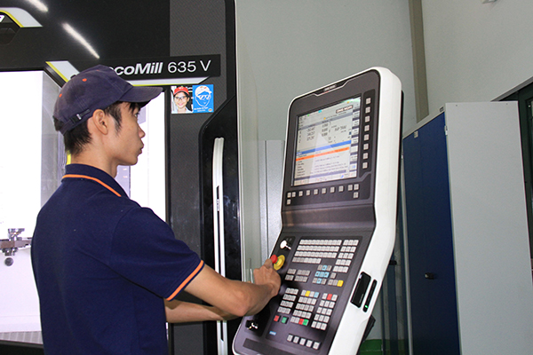 Sinh viên Trường cao đẳng công nghệ quốc tế Lilama 2 (huyện Long Thành) thực hành với công nghệ hiện đại