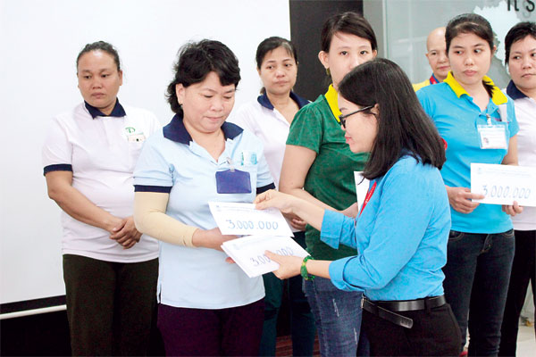 Chủ tịch Công đoàn khu công nghiệp Biên Hòa Nguyễn Thị Tuyết trao quà cho đoàn viên có hoàn cảnh khó khăn