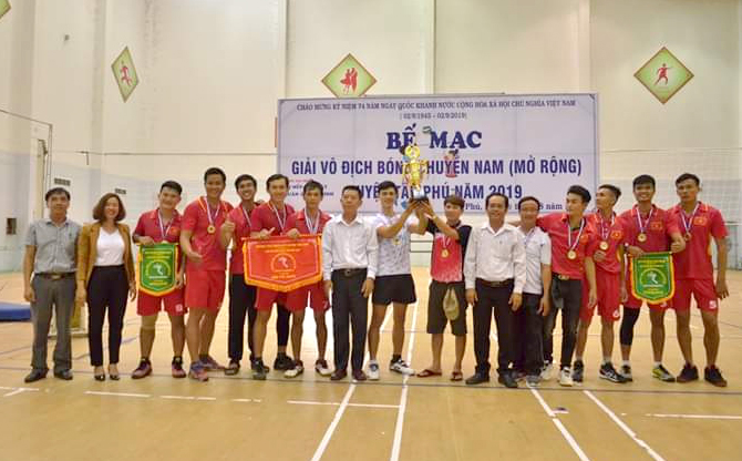 Ban tổ chức trao cúp vô địch cho đội xã Phú Trung