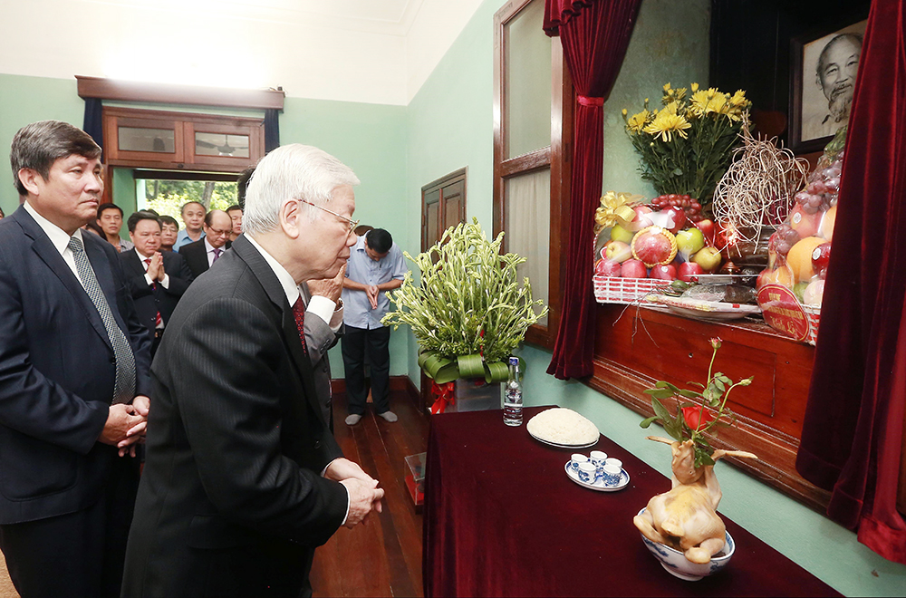 Tổng bí thư, Chủ tịch nước Nguyễn Phú Trọng dâng hương, tưởng niệm Chủ tịch Hồ Chí Minh tại Nhà 67. Ảnh: TTXVN