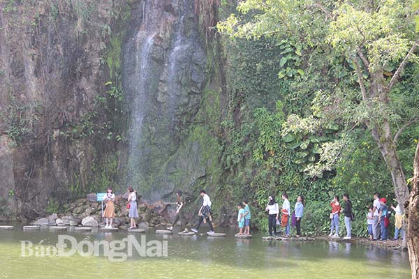 Khách tham quan khu hồ nước tại Khu du lịch Bửu Long