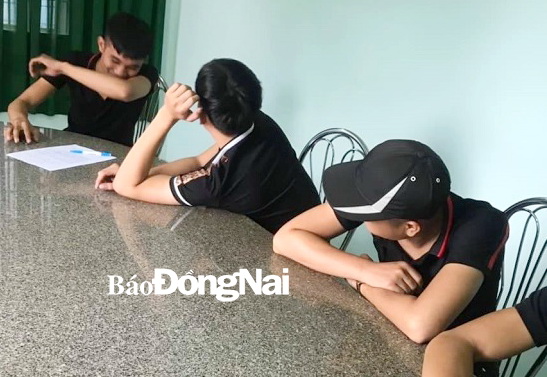 Số đối tượng dương tính với ma túy được đưa về công an phường để làm việc.