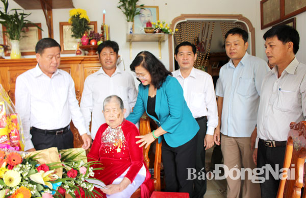 Lãnh đạo tỉnh và đoàn công tác Dân vận thăm Mẹ Việt Nam anh hùng tại huyện Định Quán
