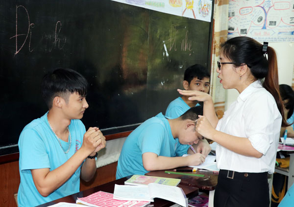 Cô giáo Đinh Hồ Song Hà dạy học tại Trung tâm nghiên cứu và thúc đẩy văn hóa điếc. Ảnh: H.Yến