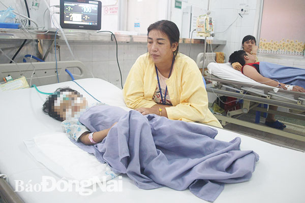Người thân chăm sóc trẻ bị viêm não do virus EV71 tại Bệnh viện nhi đồng Đồng Nai