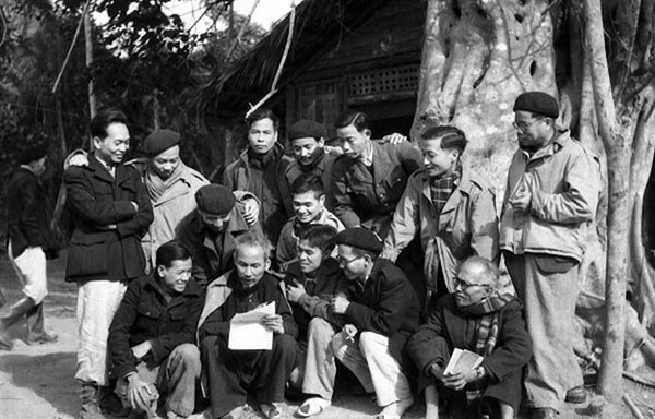 Chủ tịch Hồ Chí Minh trò chuyện với đại biểu dự Đại hội Đảng toàn quốc lần thứ II (tháng 2-1951). Ảnh tư liệu: TTXVN
