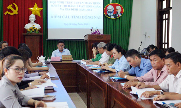 Các đại biểu tham dự hội nghị trực tuyến toàn quốc sơ kết 3 năm triển khai Luật Hôn nhân và gia đình năm 2014 tại điểm cầu Đồng Nai