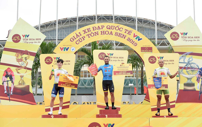 Tay đua Jordan Parra (Bike Life Đồng Nai, giữa) chiếm áo vàng lẫn áo xanh