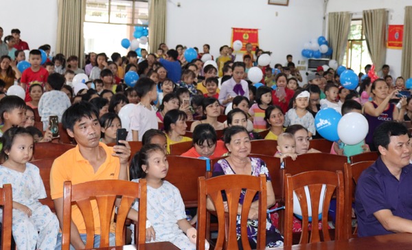 Đông đảo bệnh nhi và phụ huynh chăm chú theo dõi các tiết mục xiếc, ảo thuật do các nghệ sĩ biểu diễn.