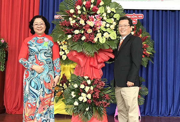 Bà Huỳnh Lệ Giang, Giám đốc Sở GD-ĐT tặng hoa chúc mừng nhà trường