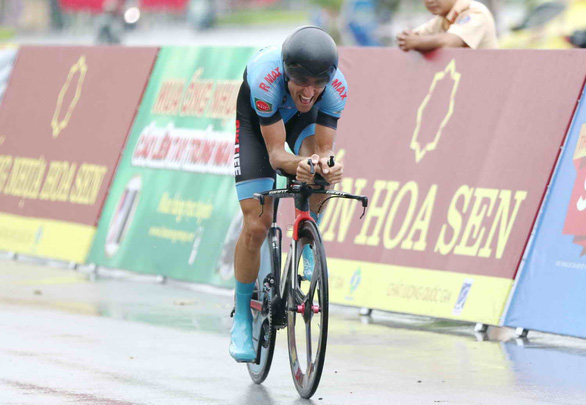 Tay đua Loic Desriac giành chiến thắng chặng 4.