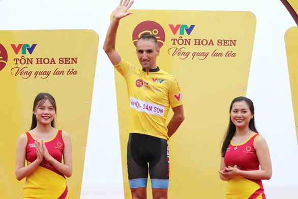 Tay đua Loic Desriac đoạt áo vàng sau chặng 4