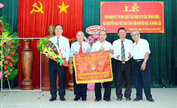 Hội Khuyến học xã Hưng Lộc (huyện Thống Nhất) nhận cờ thi đua xuất sắc năm 2018 của Hội Khuyến học Việt Nam