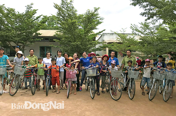 Dịp khai giảng năm học mới 2019-2020, các tổ chức, cá nhân, đơn vị đã thực hiện nhiều chương trình thiết thực nhằm chăm lo cho trẻ em nghèo ở làng bè hồ Trị An. Ảnh: T. An