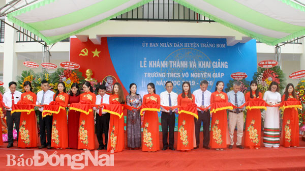 Các đại biểu cắt băng khánh thành Trường THCS Võ Nguyên Giáp (huyện Trảng Bom), ngày 4-9. Ảnh: Công Nghĩa
