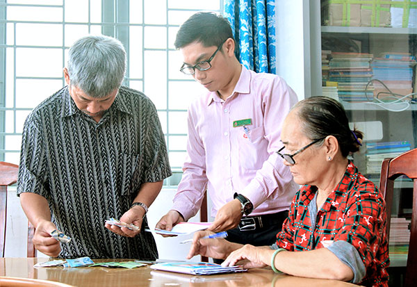 Người dân vay vốn Ngân hàng Chính sách xã hội chi nhánh tỉnh Đồng Nai làm thủ tục vay tiền tại điểm giao dịch của ngân hàng tại trụ sở UBND phường Thanh Bình (TP.Biên Hòa). Ảnh: V. Truyên