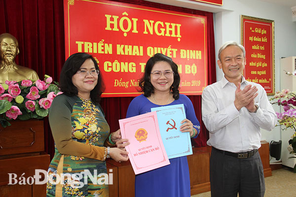 Đồng chí Nguyễn Phú Cường, Ủy viên Trung ương Đảng, Bí thư Tỉnh ủy, Chủ tịch HĐND tỉnh và Phó chủ tịch UBND tỉnh Nguyễn Hòa Hiệp trao quyết định cho đồng chí Đỗ Thị Thiện (giữa), Phó ban thường trực Ban Bảo vệ, chăm sóc sức khỏe cán bộ tỉnh về làm Phó giám đốc Bệnh viện đa khoa Đồng Nai sau khi đơn vị này giải thể