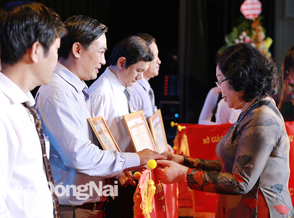 Giám đốc Sở GD-ĐT Huỳnh Lệ Giang trao cờ thi đua cho các đơn vị trực thuộc Sở hoàn thành xuất sắc nhiệm vụ năm học 2018-2019