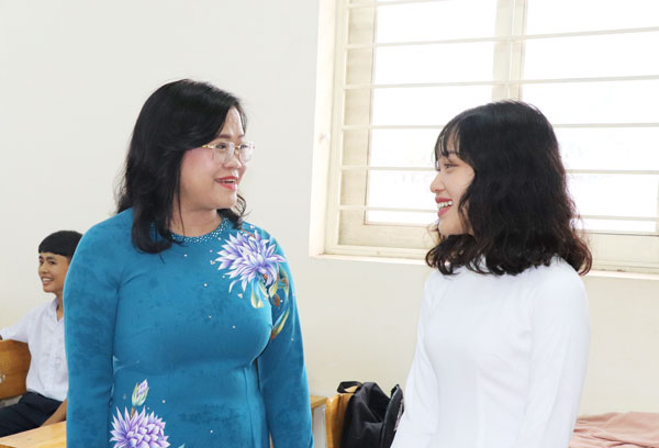 Phó chủ tịch UBND tỉnh Nguyễn Hòa Hiệp thăm hỏi, trò chuyện với học sinh ảnh: T.Vi