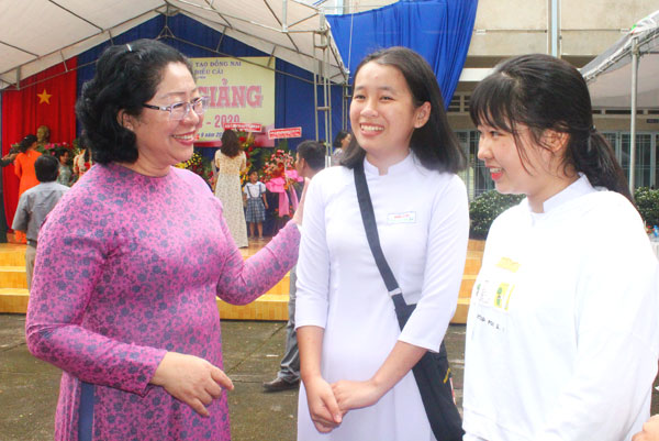 Giám đốc Sở GD-ĐT Huỳnh Lệ Giang lắng nghe ý kiến của học sinh trong ngày khai giảng ảnh: H.Dung