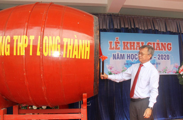 Phó bí thư Tỉnh ủy, Chủ tịch UBND tỉnh Cao Tiến Dũng đánh trống khai giảng năm học mới tại Trường THPT Long Thành