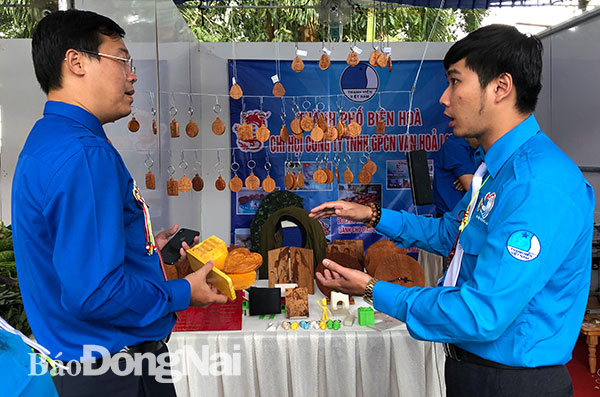 Anh Lê Quốc Phong, Bí thư thứ nhất Trung ương Đoàn tham quan gian hàng triển lãm các sản phẩm do công ty của anh Ngô Quốc Huy sản xuất. Ảnh: C.NGHĨA