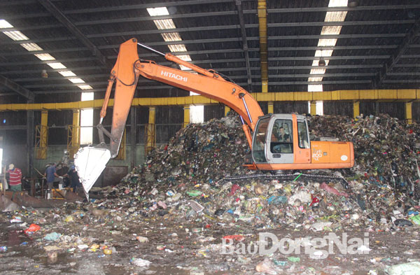 Xử lý rác thành phân bón tại Khu xử lý chất thải ở xã Quang Trung (huyện Thống Nhất)