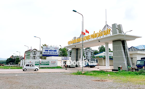Chợ đầu mối nông sản thực phẩm Dầu Giây hiện đang thu hút nhiều tiểu thương tham gia hoạt động kinh doanh. Ảnh: N. Liên