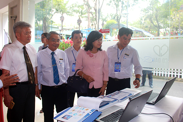 Bà Nguyễn Hòa Hiệp, Phó chủ tịch UBND tỉnh và các đại biểu tham dự lễ khai trương giải pháp du lịch thông minh tỉnh Đồng Nai